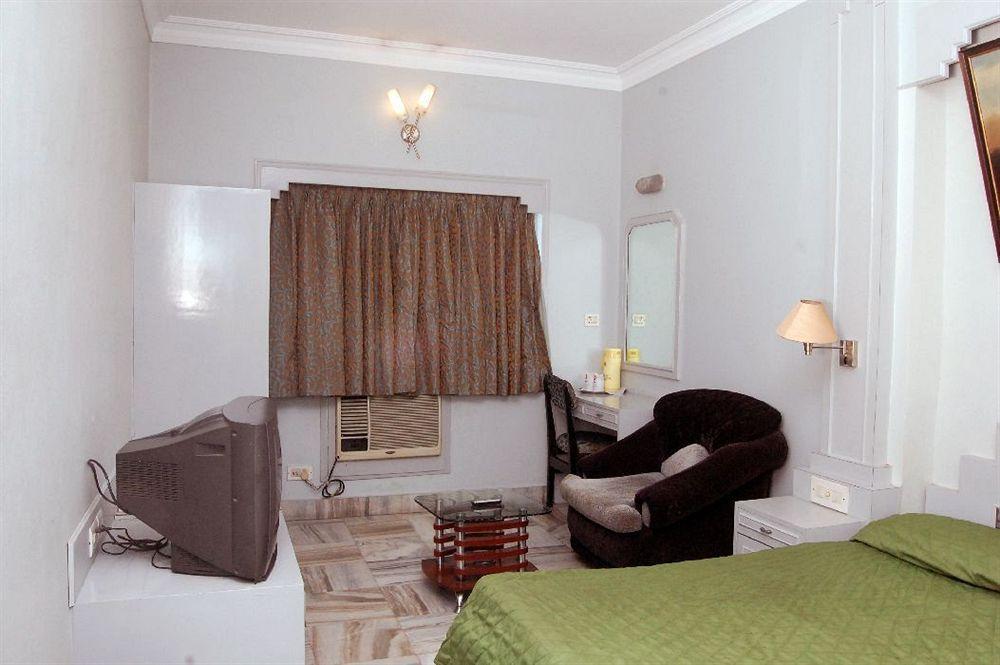 Rushabh Hotel