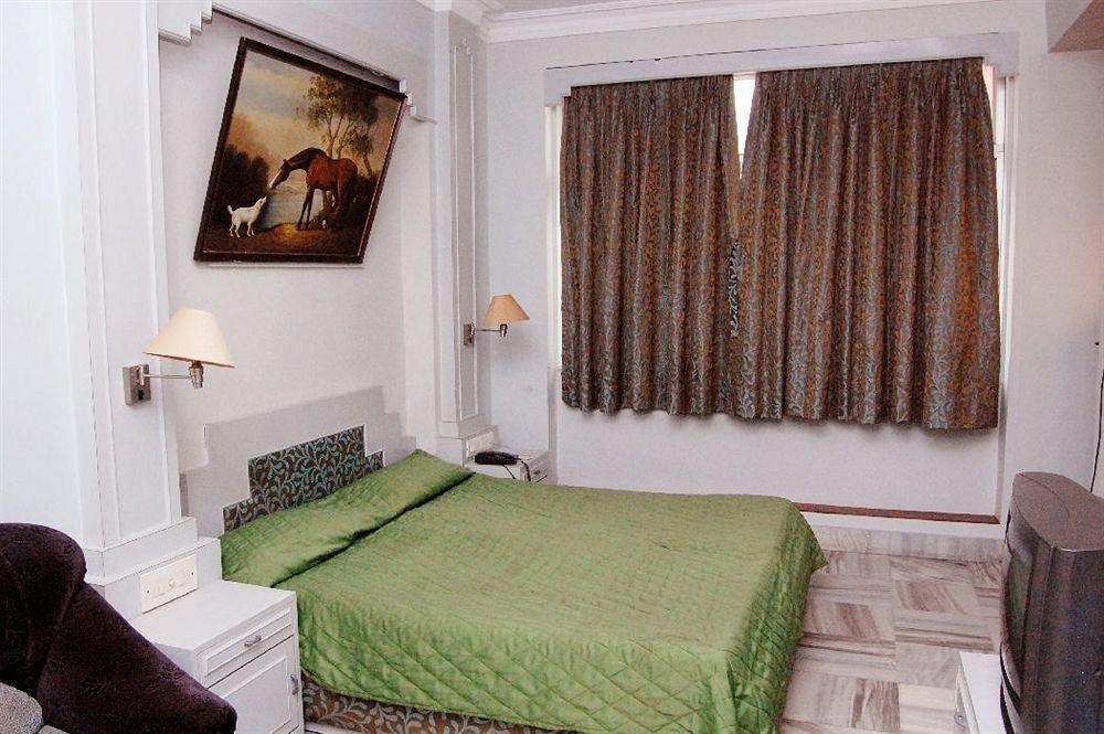 Rushabh Hotel