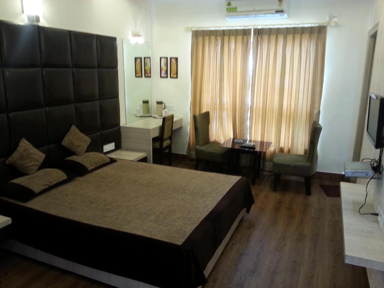 Rushabh Hotel